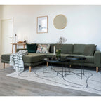 Canapé sectionnel vert olive avec pieds en bois et coussins décoratifs