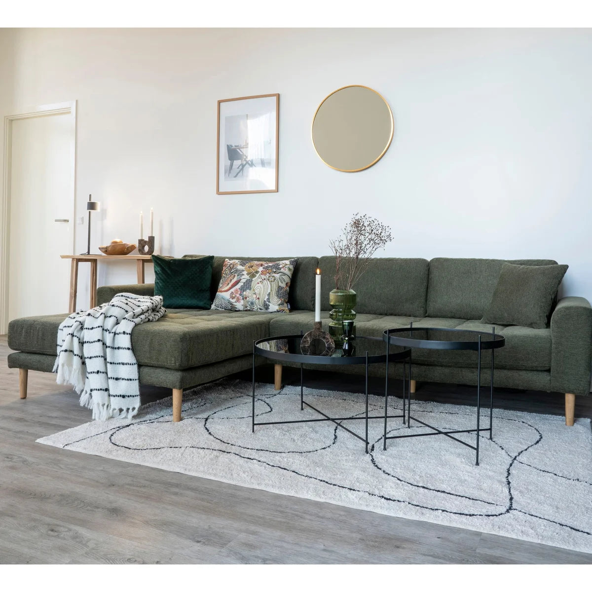 Canapé sectionnel vert olive avec pieds en bois et coussins décoratifs