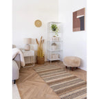 Ottoman beige moelleux à jambes en bois sombre, tapis couloir jute laine rayé 80x180 cm