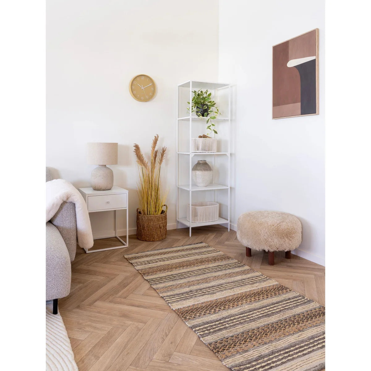 Ottoman beige moelleux à jambes en bois sombre, tapis couloir jute laine rayé 80x180 cm