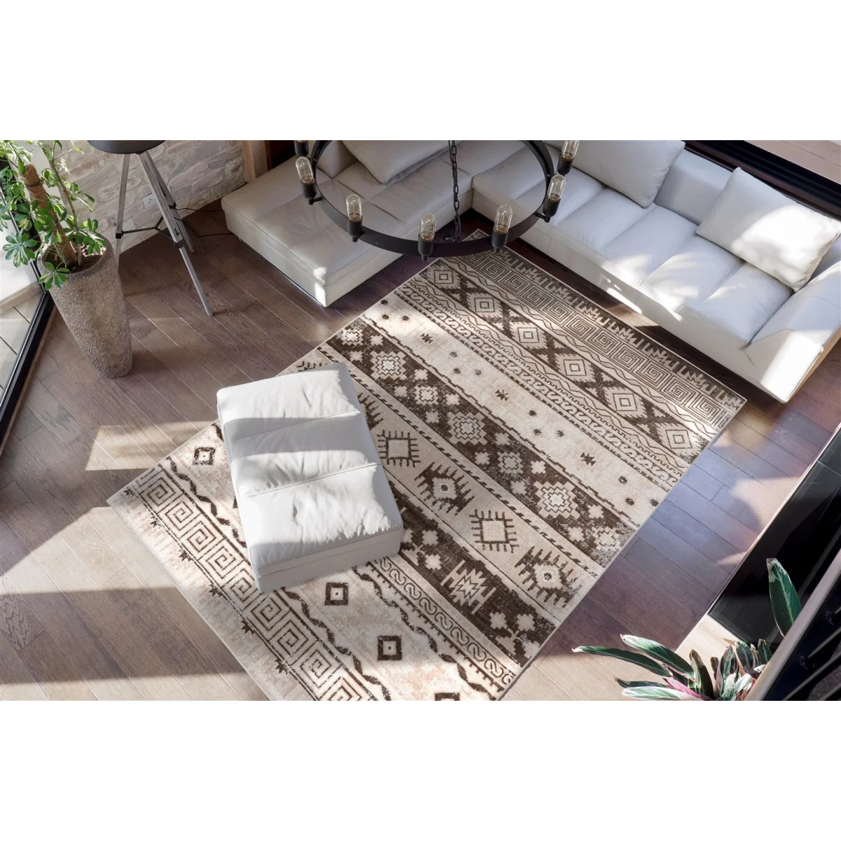 Tapis ethnique motifs géométriques taupe et beige, tapis à tons neutres et motifs