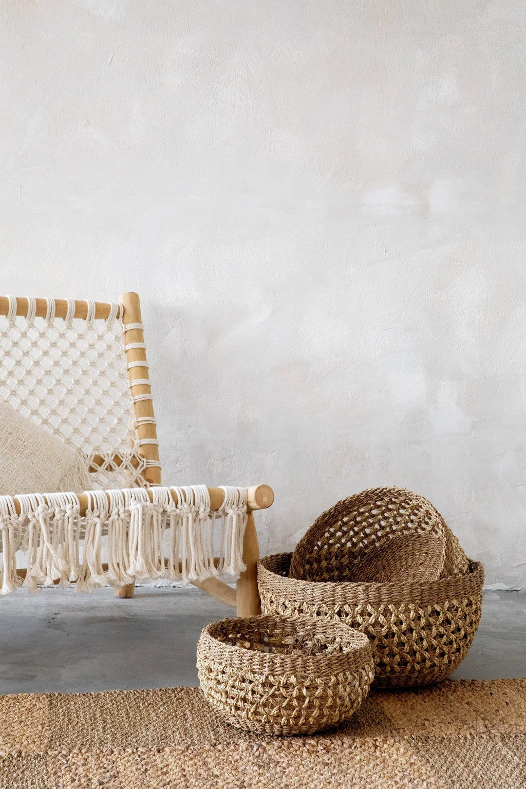 Panier en jute tissé à la main avec un design ouvert pour le tapis bohème naturel