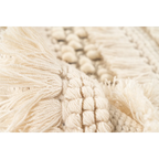 Tapis en laine écru à rayures texturées avec franges et bobbles en gros plan