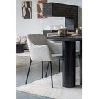 Chaise de salle à manger moderne grise rembourrée avec pieds métalliques noirs élégants