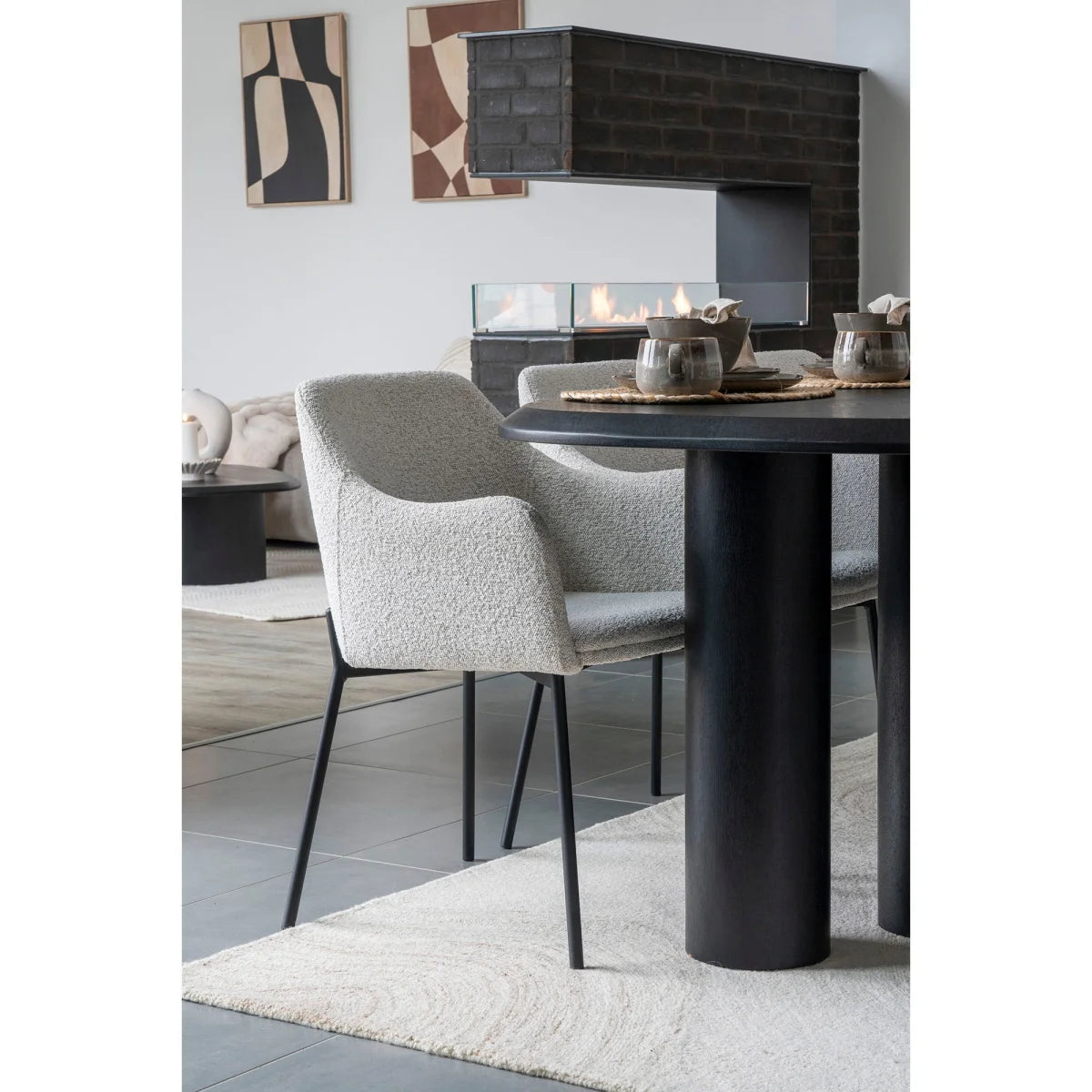 Chaise de salle à manger moderne grise rembourrée avec pieds métalliques noirs élégants
