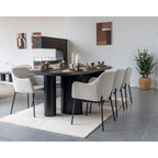 Table basse ovale noire design minimaliste avec tapis en laine beige ivoire motifs ondulés