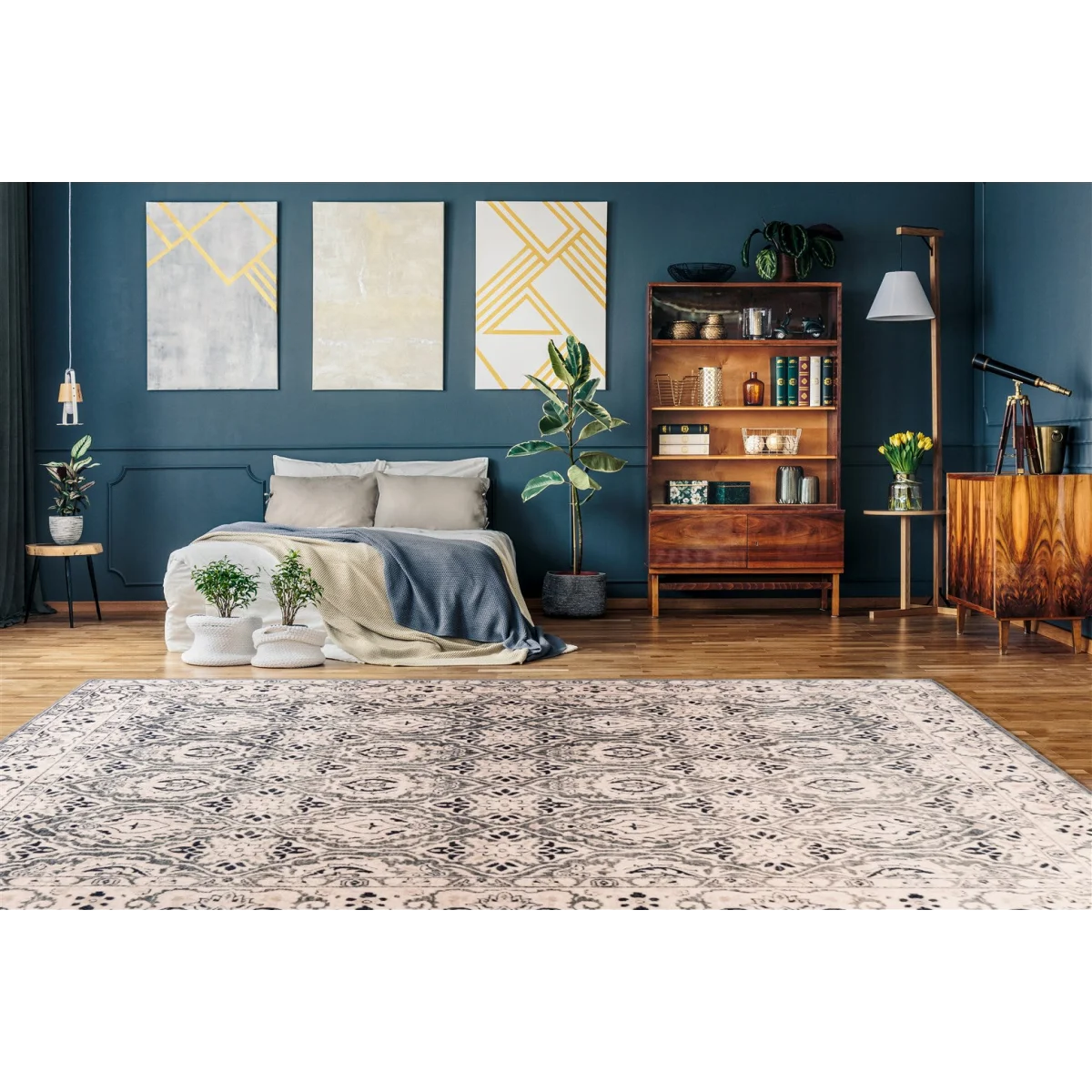 Tapis oriental rectangulaire beige avec motifs bleus et gris veloutés, design élégant
