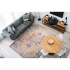 Vue aérienne d’un salon moderne avec tapis oriental rose poudré à motifs bleus