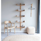 Étagère flottante en bois clair multi-niveaux minimaliste
