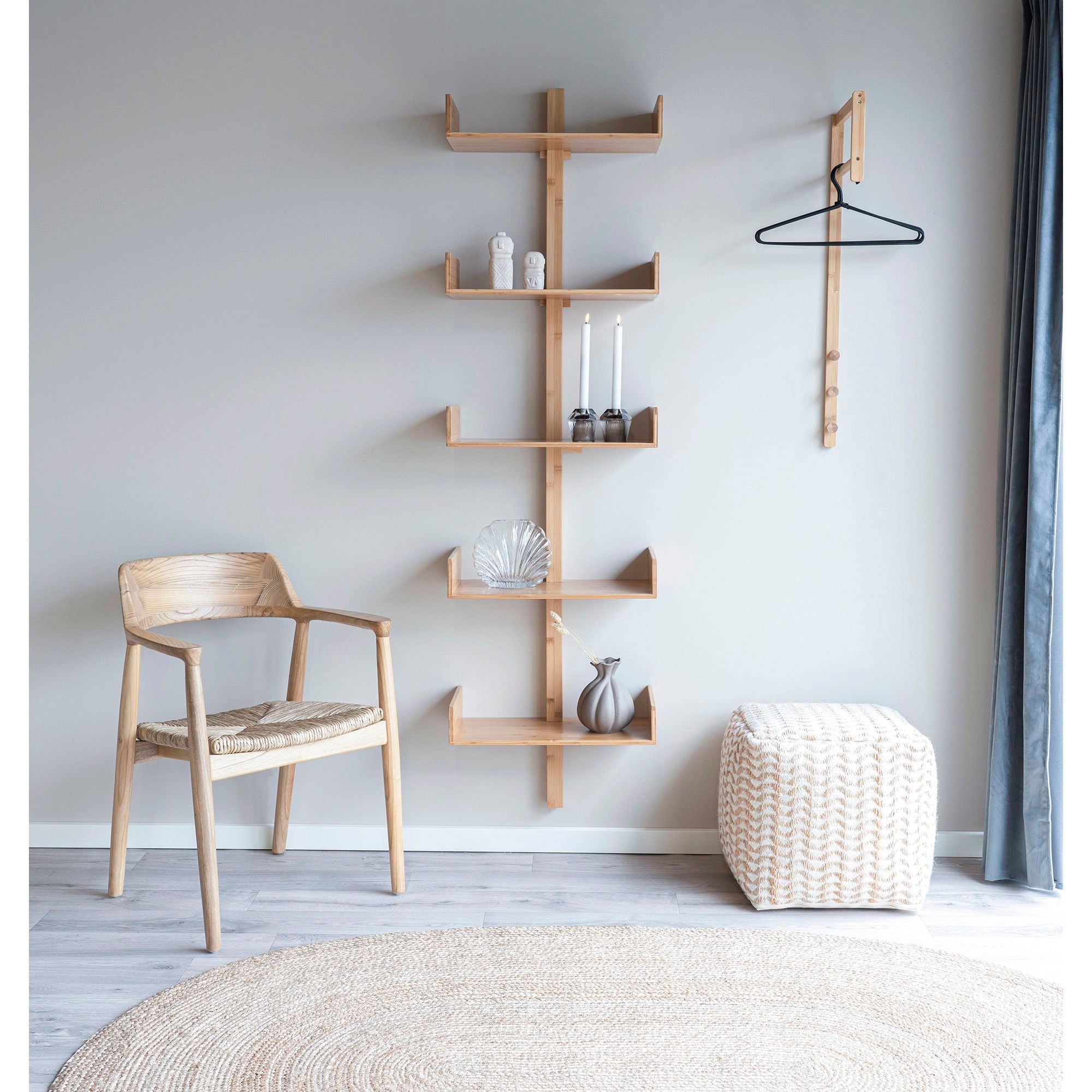 Étagère flottante en bois clair multi-niveaux minimaliste