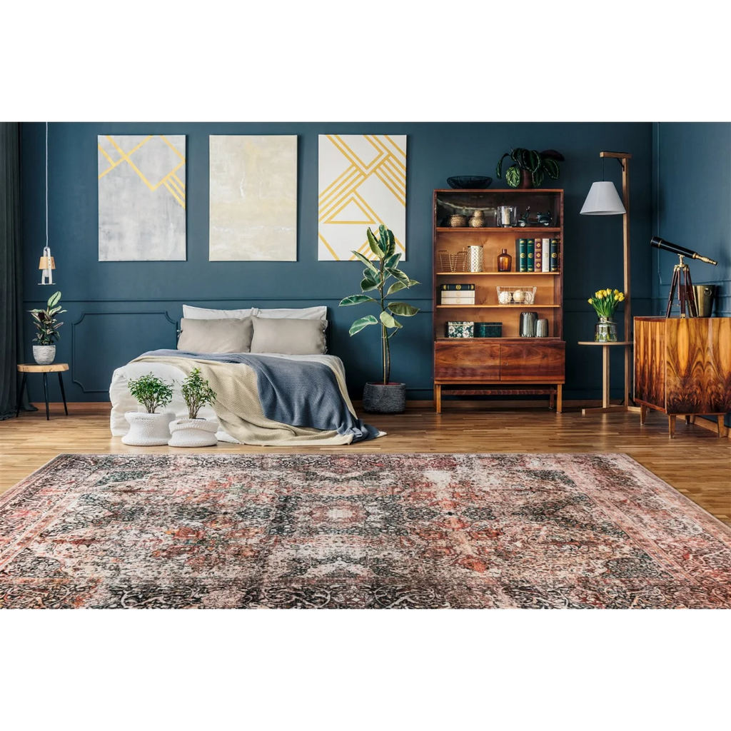 Tapis persan à poil court motif vieilli rouille et beige avec zone rouge et noire distressed