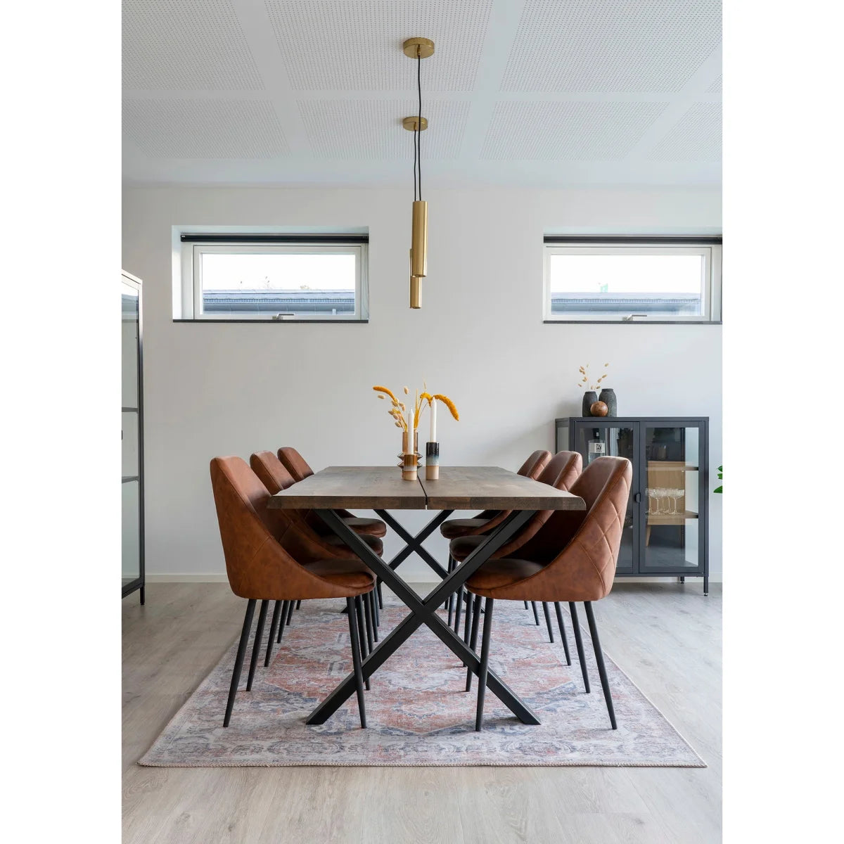 Table à manger moderne en bois sombre avec pieds en X noir