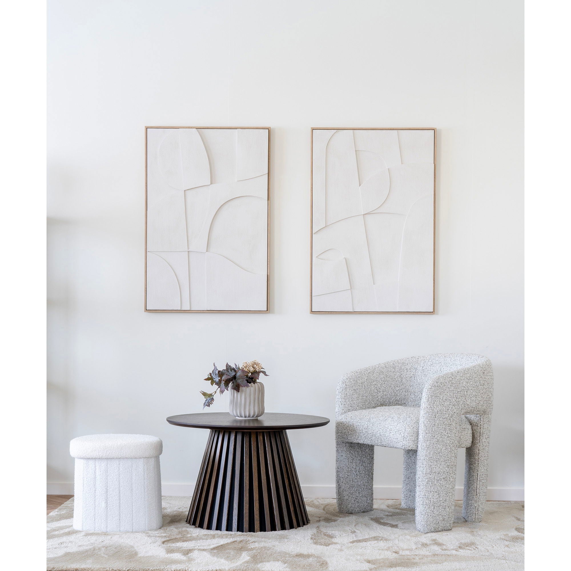 Fauteuil gris texturé moderne sculptural avec dossier rond, tapis polyester sable 160x230 cm rectangulaire