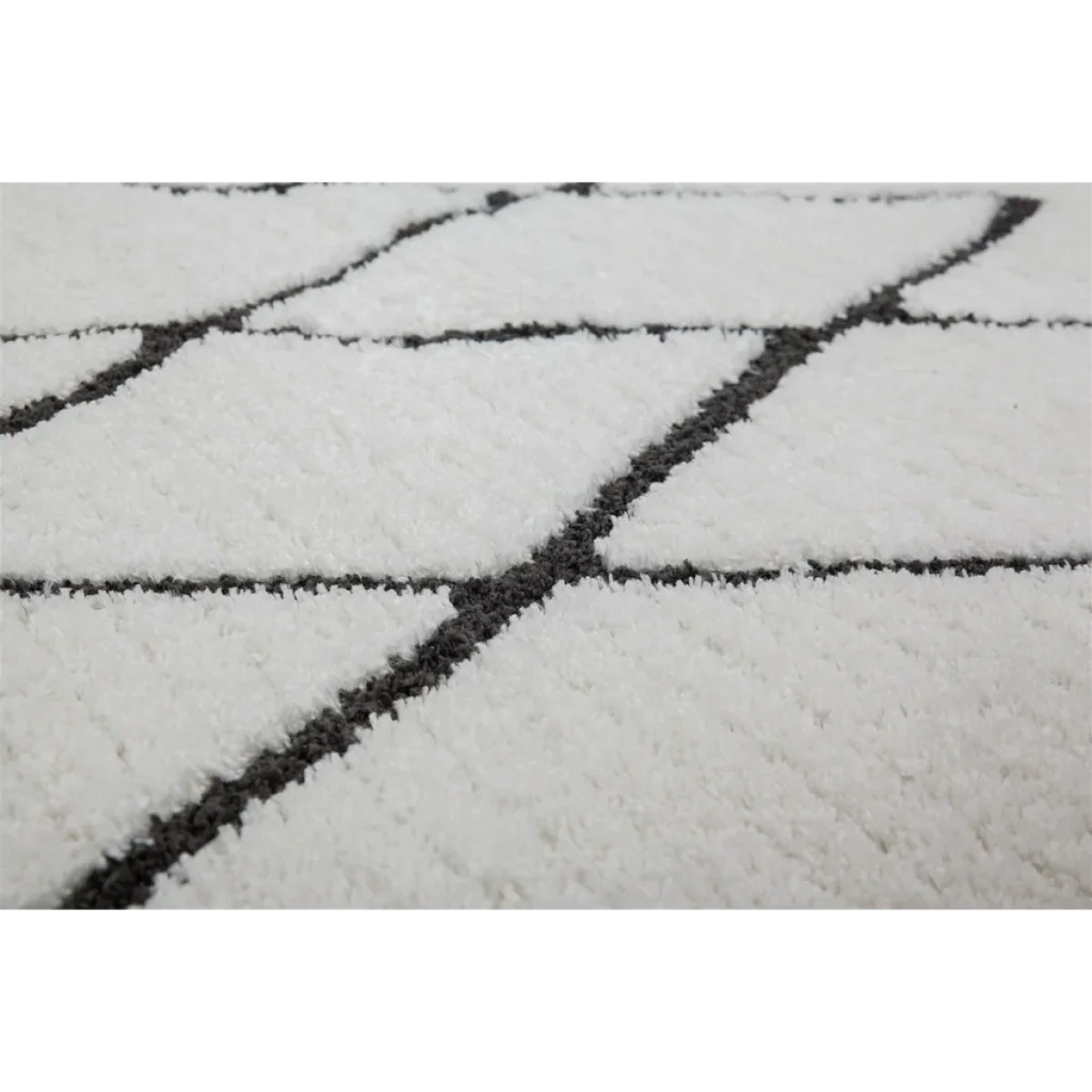 Tapis berbère rectangulaire avec motifs losanges noirs et franges en coton mélangé