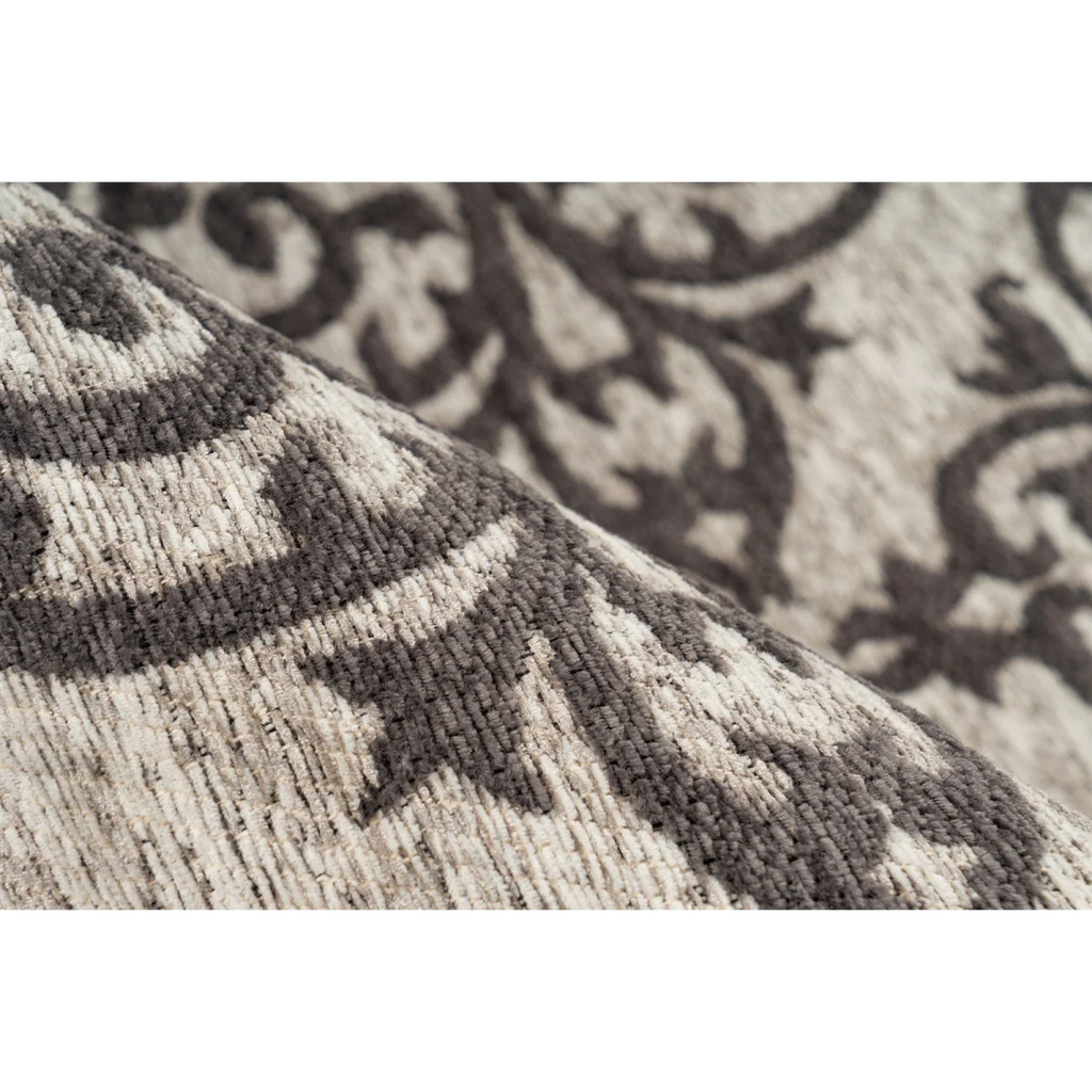Tapis rectangulaire écru et gris à motifs damassés, roulé avec design orné