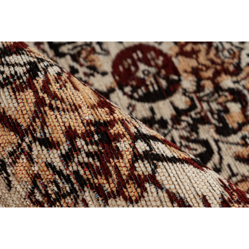 Zoom sur un tapis rectangulaire effet vieilli motifs orientaux écru avec motif détaillé