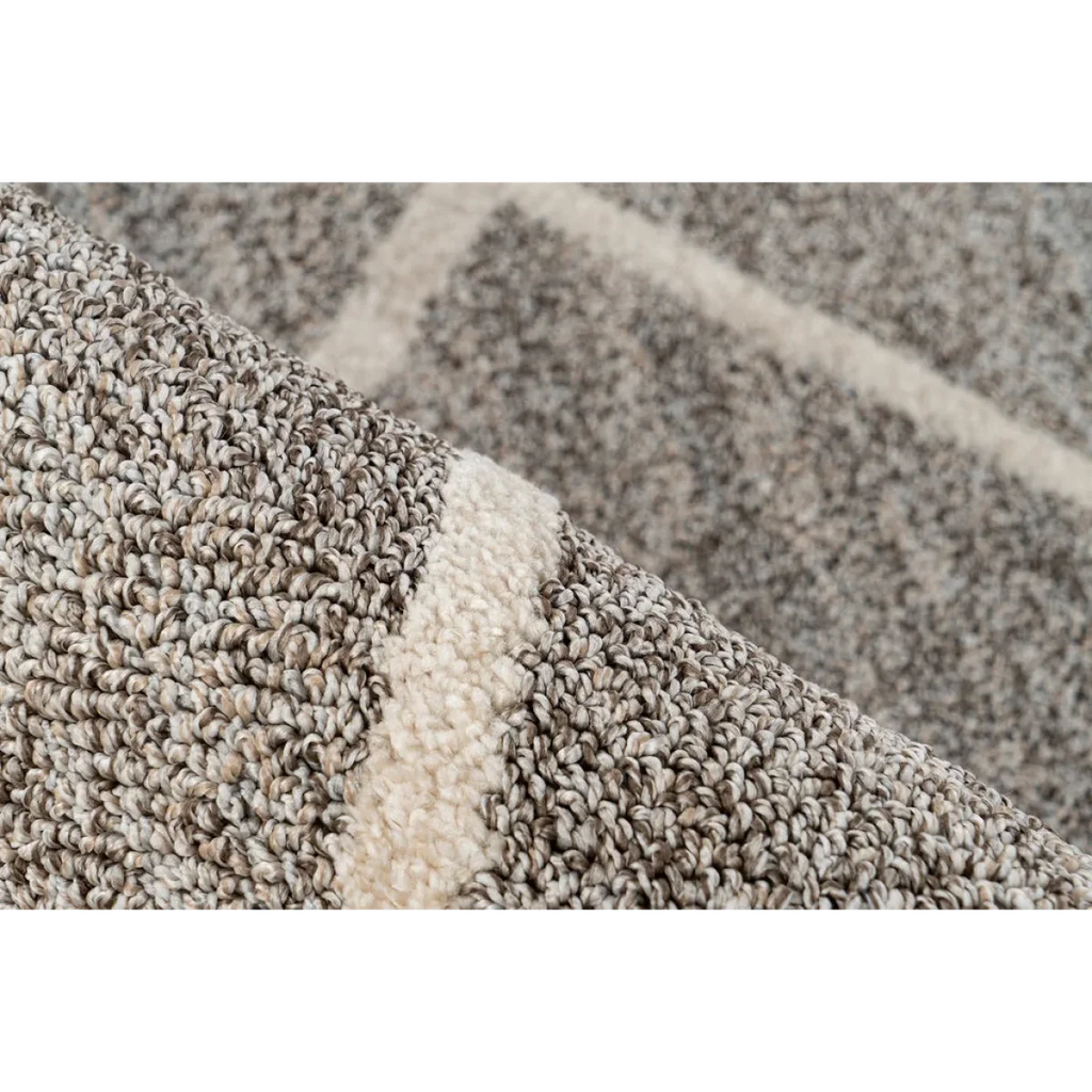 Premier plan d’un tapis texturé gris et blanc à motif enroulé, Rhombus 200 Braun Beige
