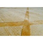 Tapis rectangulaire jaune doré avec motif losanges en relief et lignes intersectantes