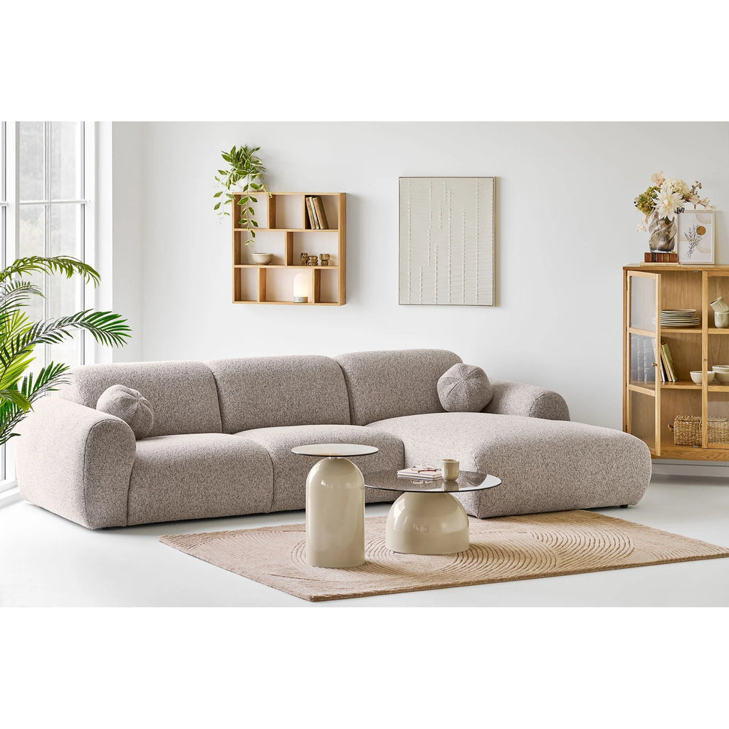 Canapé sectionnel en tissu beige texturé avec accoudoirs ronds et coussins assortis