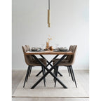 Table basse moderne bois clair pieds X métal noir avec chaises tapissées