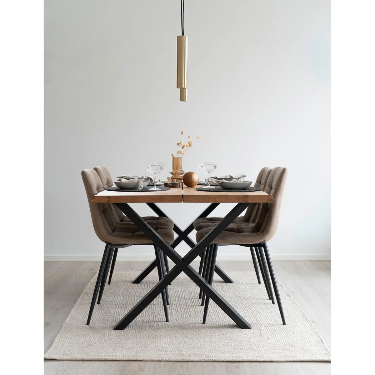 Table basse moderne bois clair pieds X métal noir avec chaises tapissées