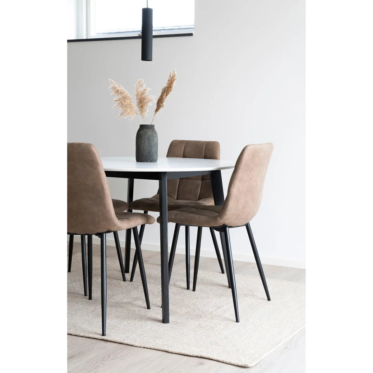 Table basse ronde moderne marbre blanc pieds métal noir chaises taupe