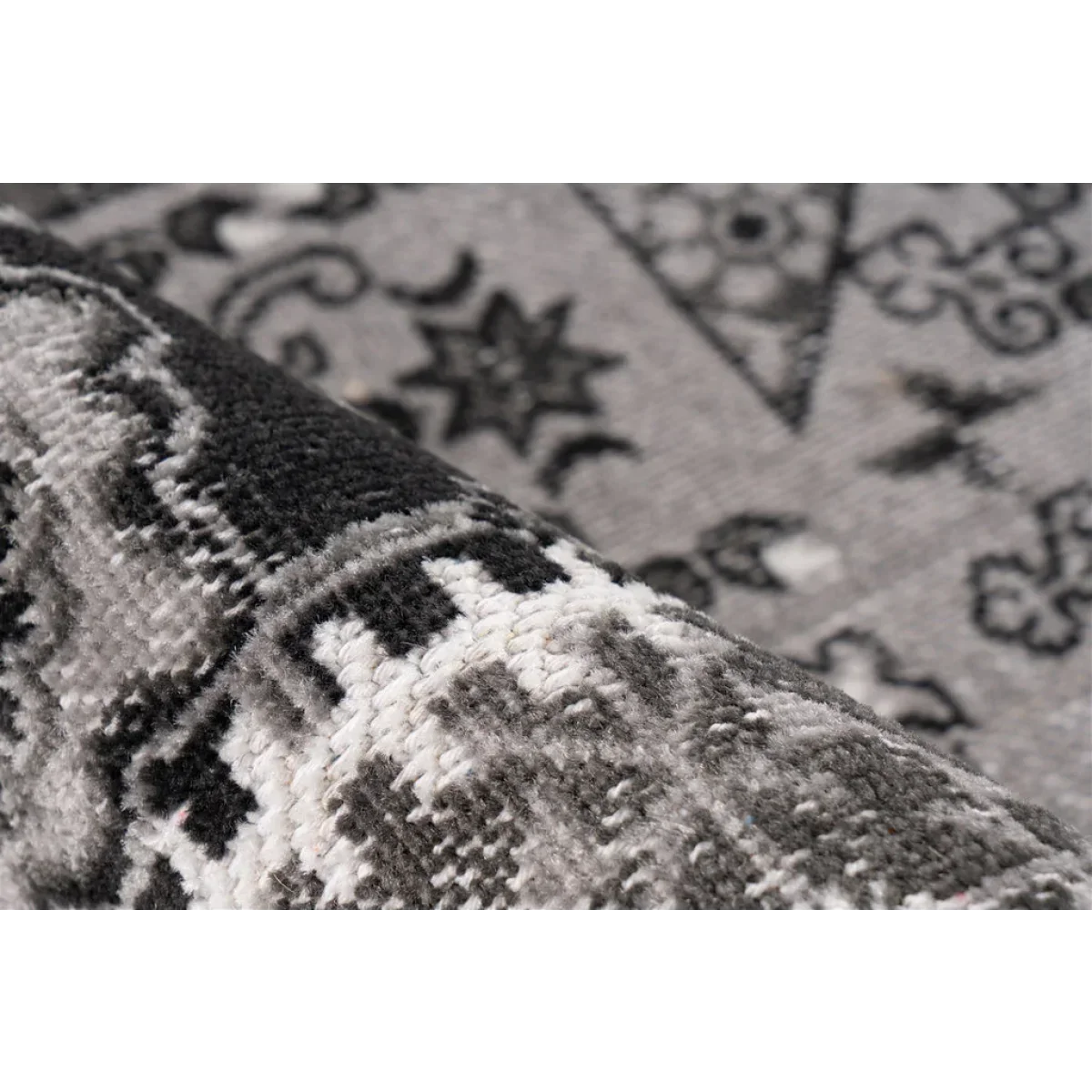 Premier plan d’un tapis rectangulaire oriental patchwork gris et noir 160x230 cm