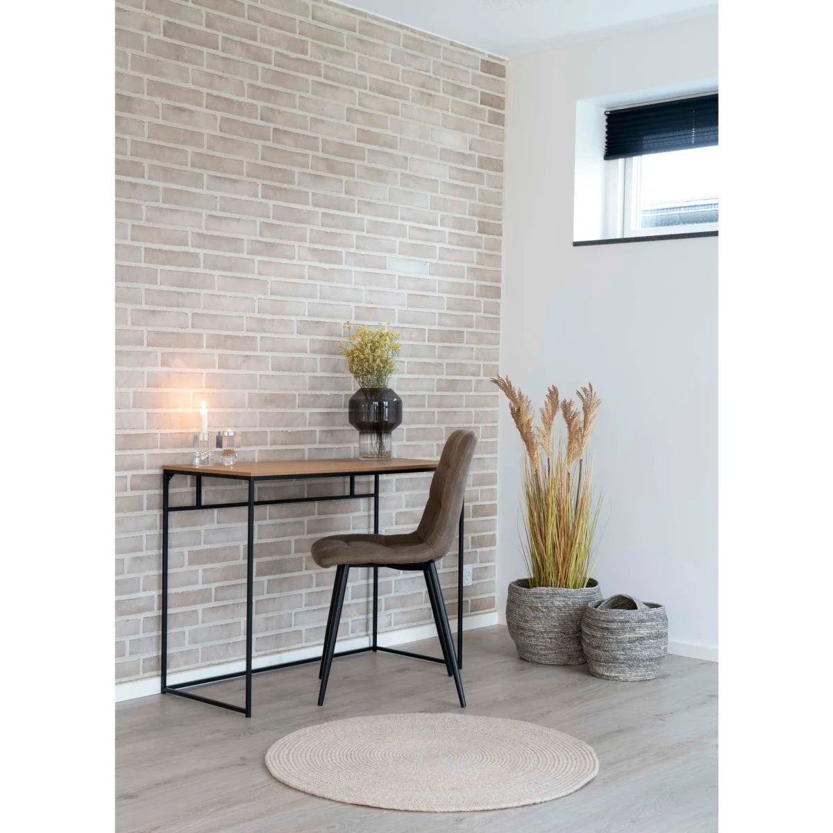 Chaise capitonnée marron à pieds métal noir, tapis jute beige sable spiralé Ø120 cm