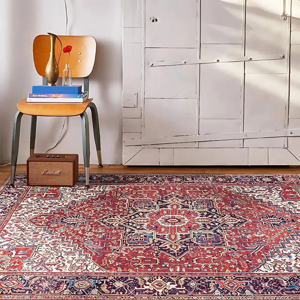 Tapis rouge oriental en situation dans une pièce.
