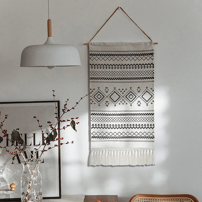 Tenture murale noir et blanc avec motifs géométriques accrochée au mur