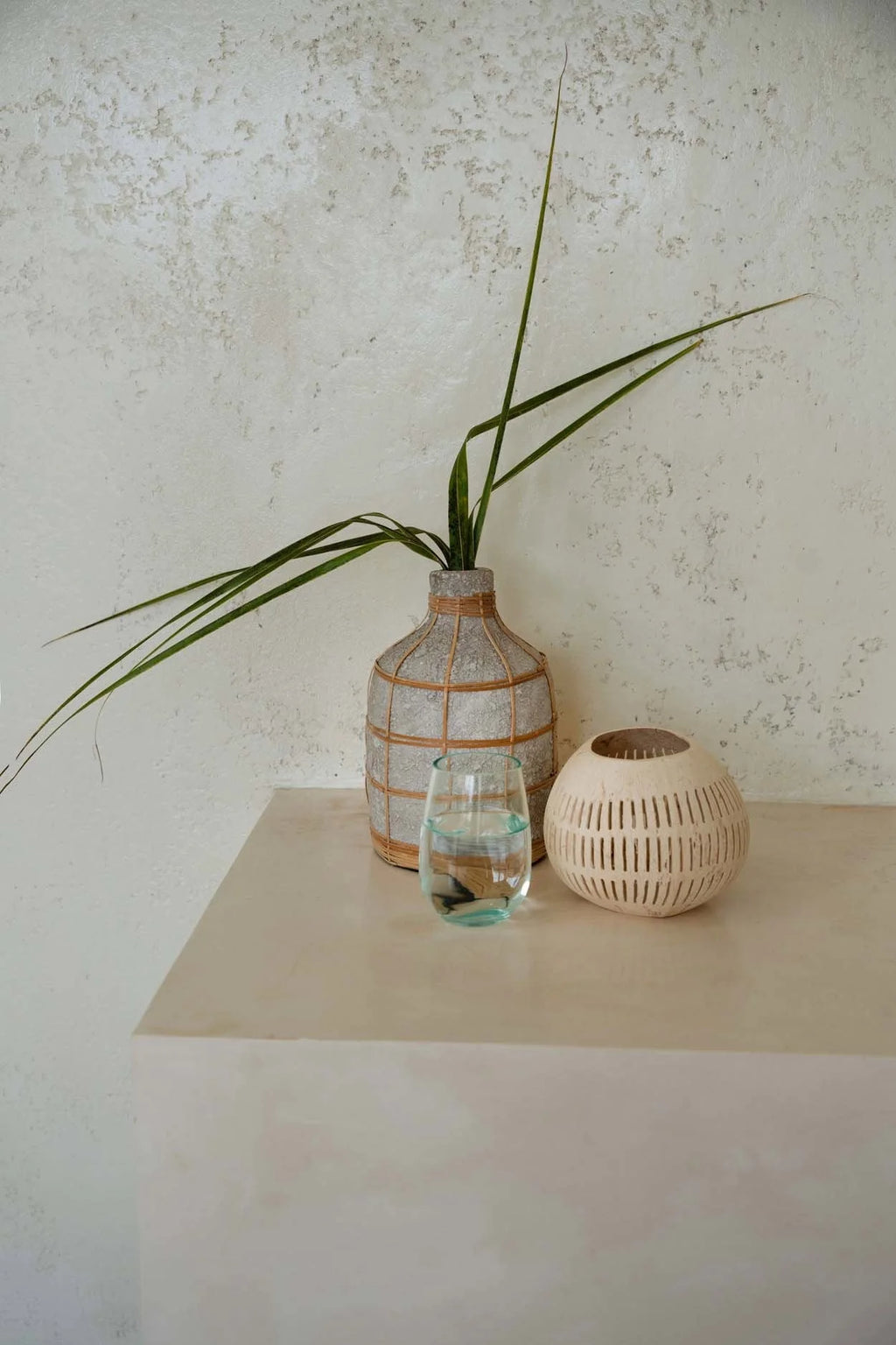 Vase en béton et rotin gris naturel courbé pour fleurs séchées – H24 cm
