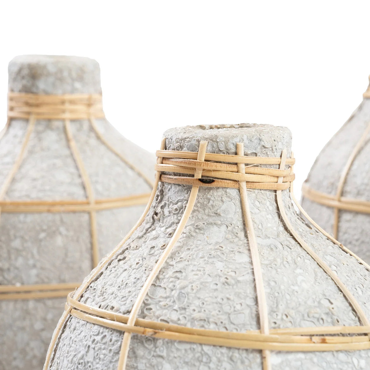 Vase en béton et rotin gris naturel courbé pour fleurs séchées – H24 cm