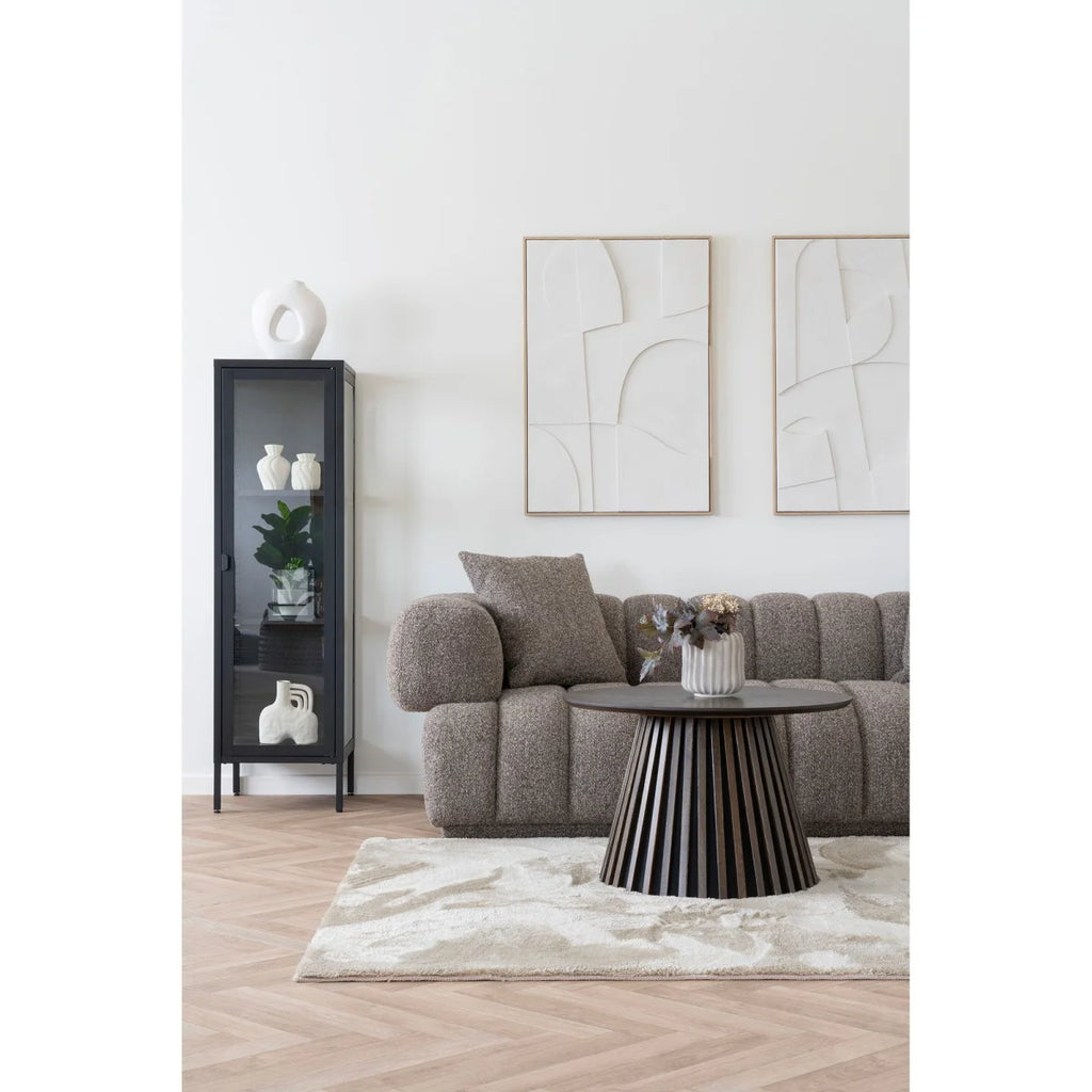 Canapé en tissu gris texturé avec dossier capitonné et coussin assorti
