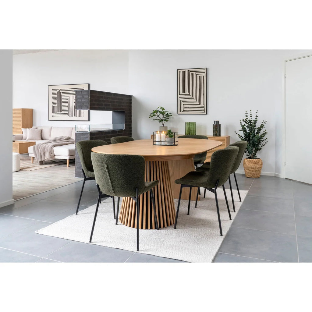 Table ovale en bois avec base cannelée effilée et chaises tapissées vert foncé