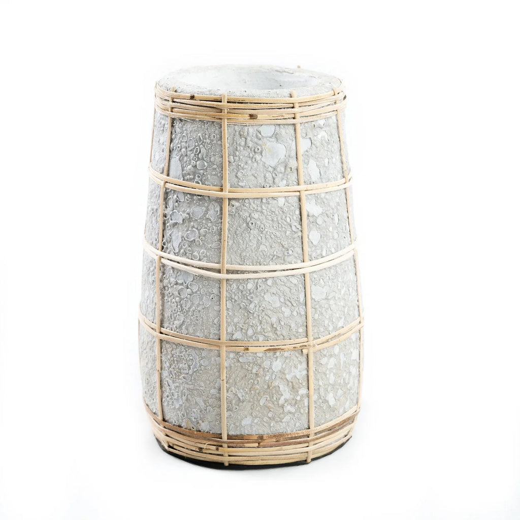 Vase conique en terre cuite et rotin & béton – H22 cm