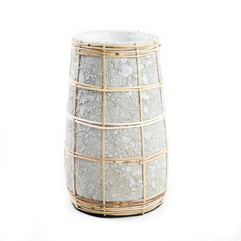 Vase conique en terre cuite et rotin & béton – H22 cm