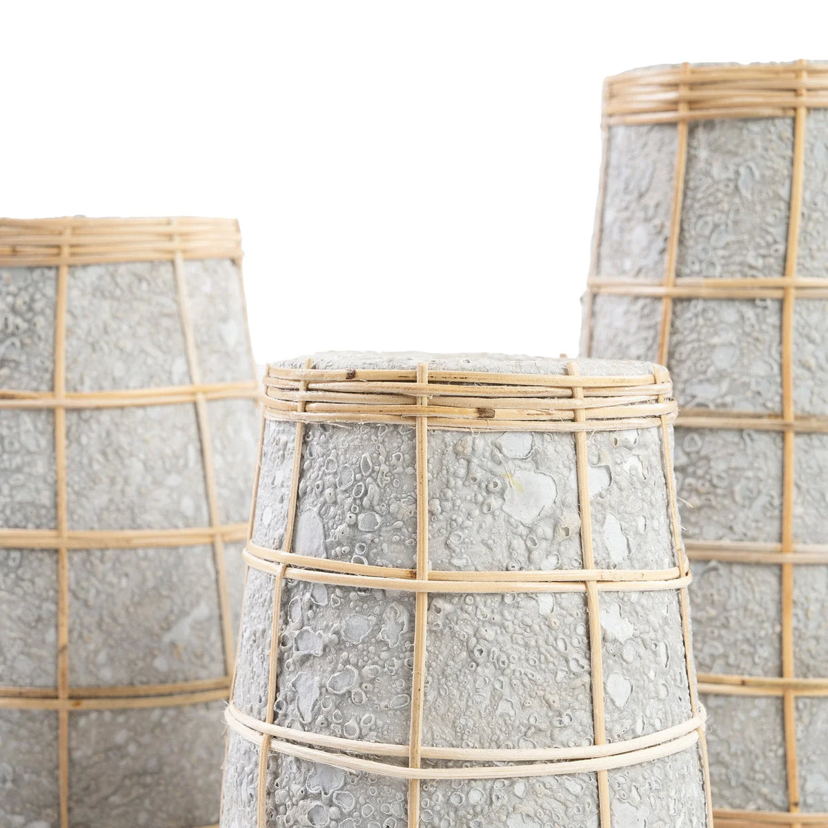 Vase conique en terre cuite et rotin & béton – H22 cm