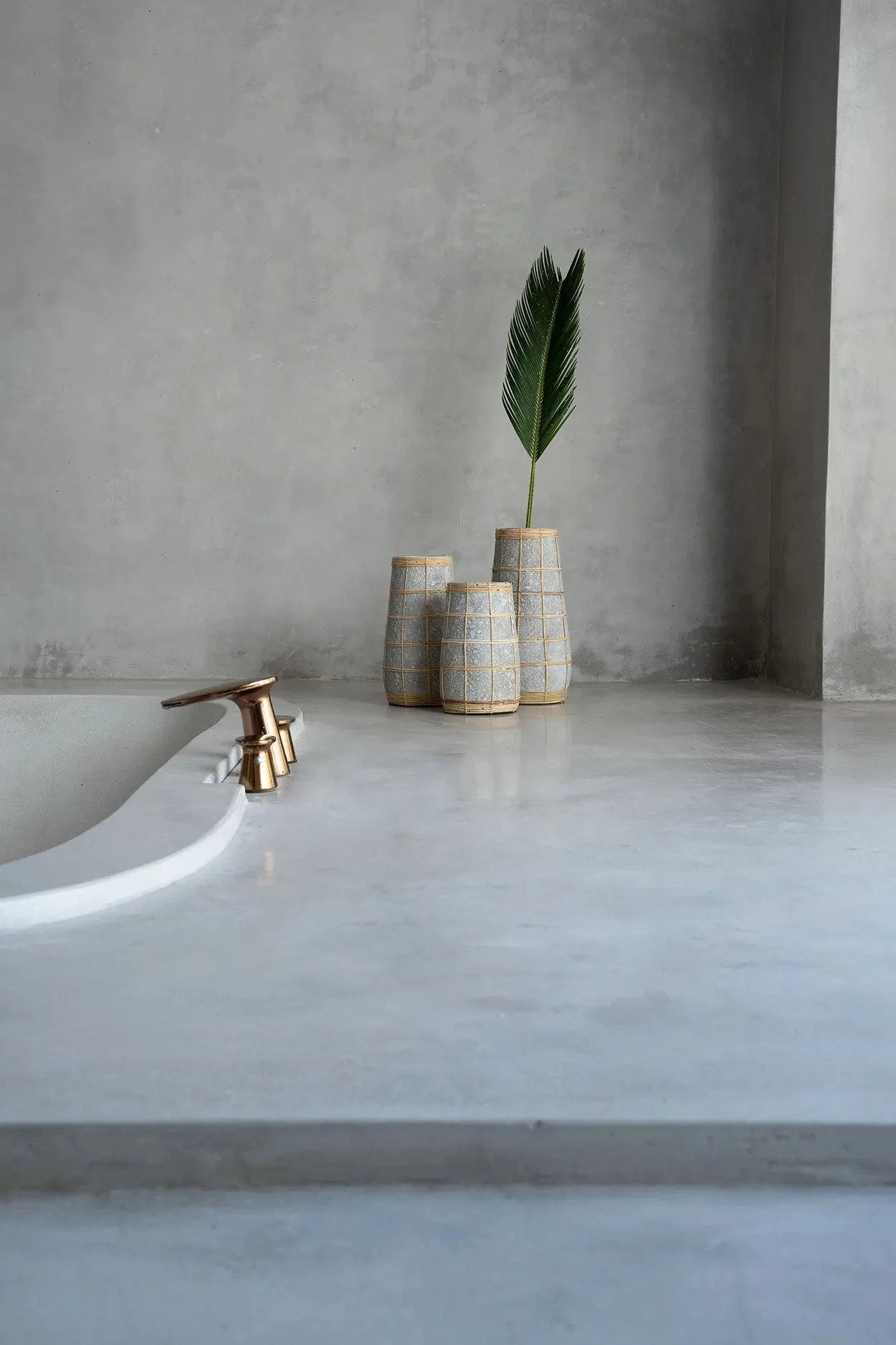 Vase conique en terre cuite et rotin béton naturel – H26 cm