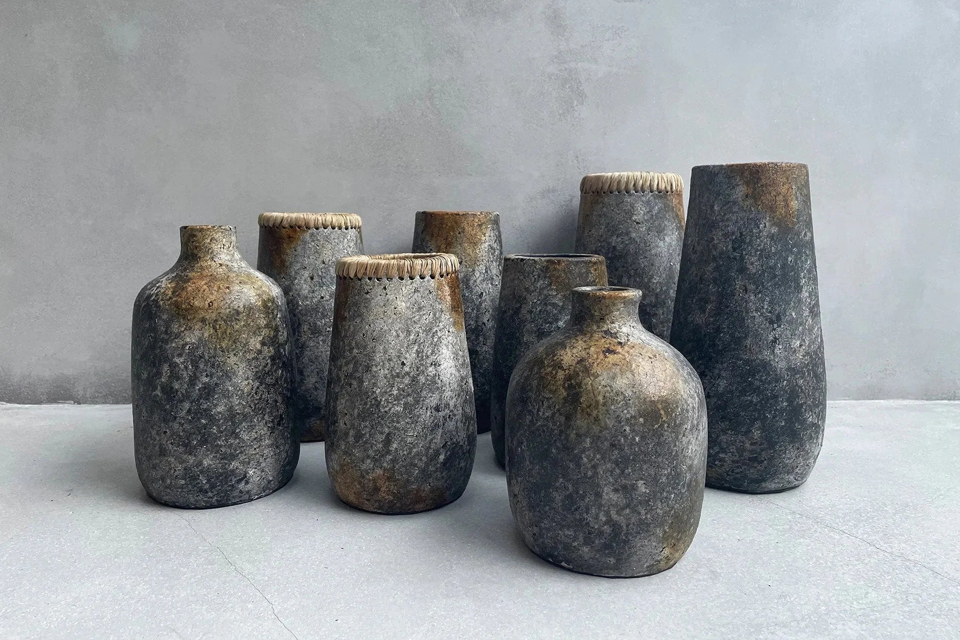 Vase cylindrique en terre cuite gris antique avec détail en raphia – H31 cm