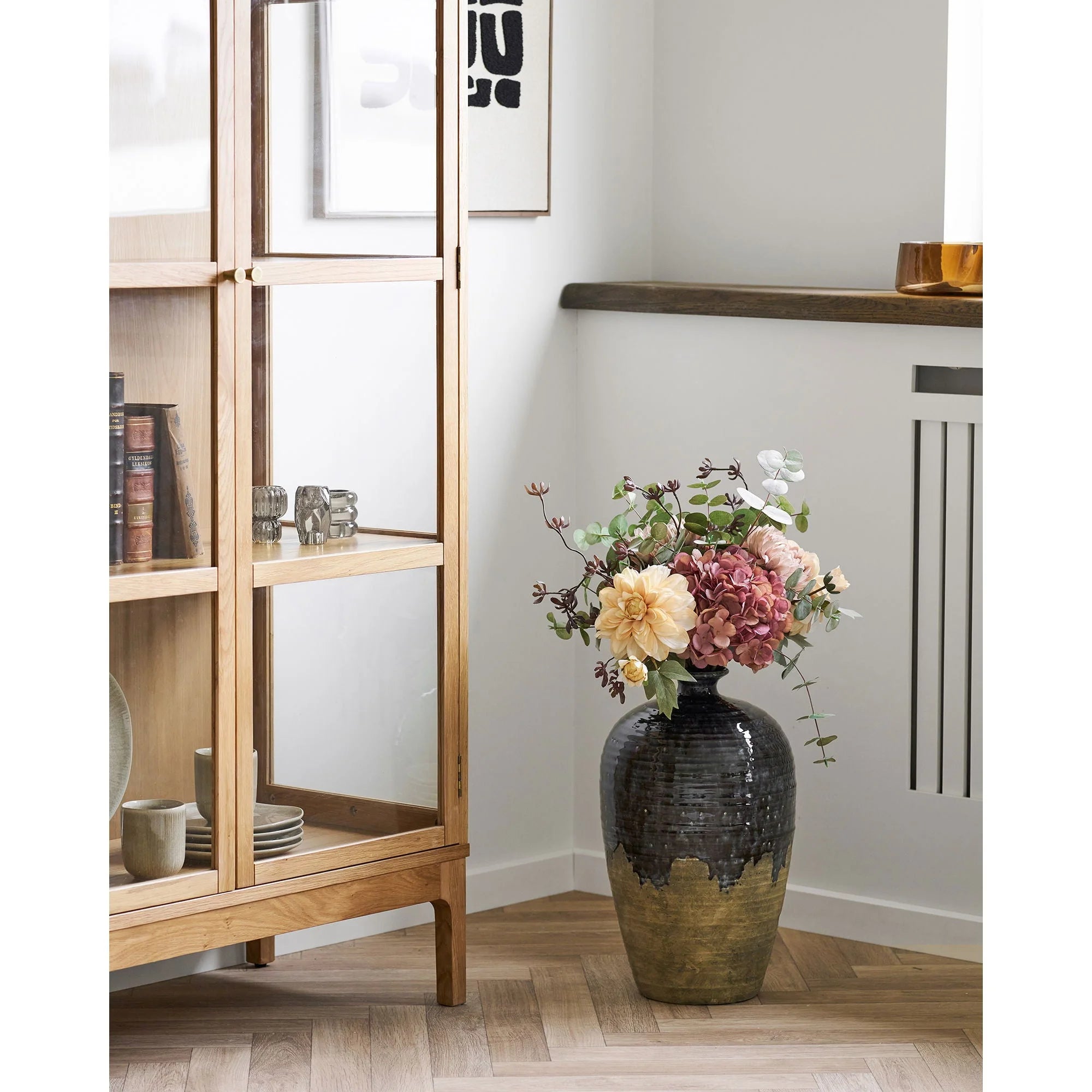 Vase en céramique bicolore bleu nuit et ocre H44,5 cm avec fleurs roses, crème et blanches