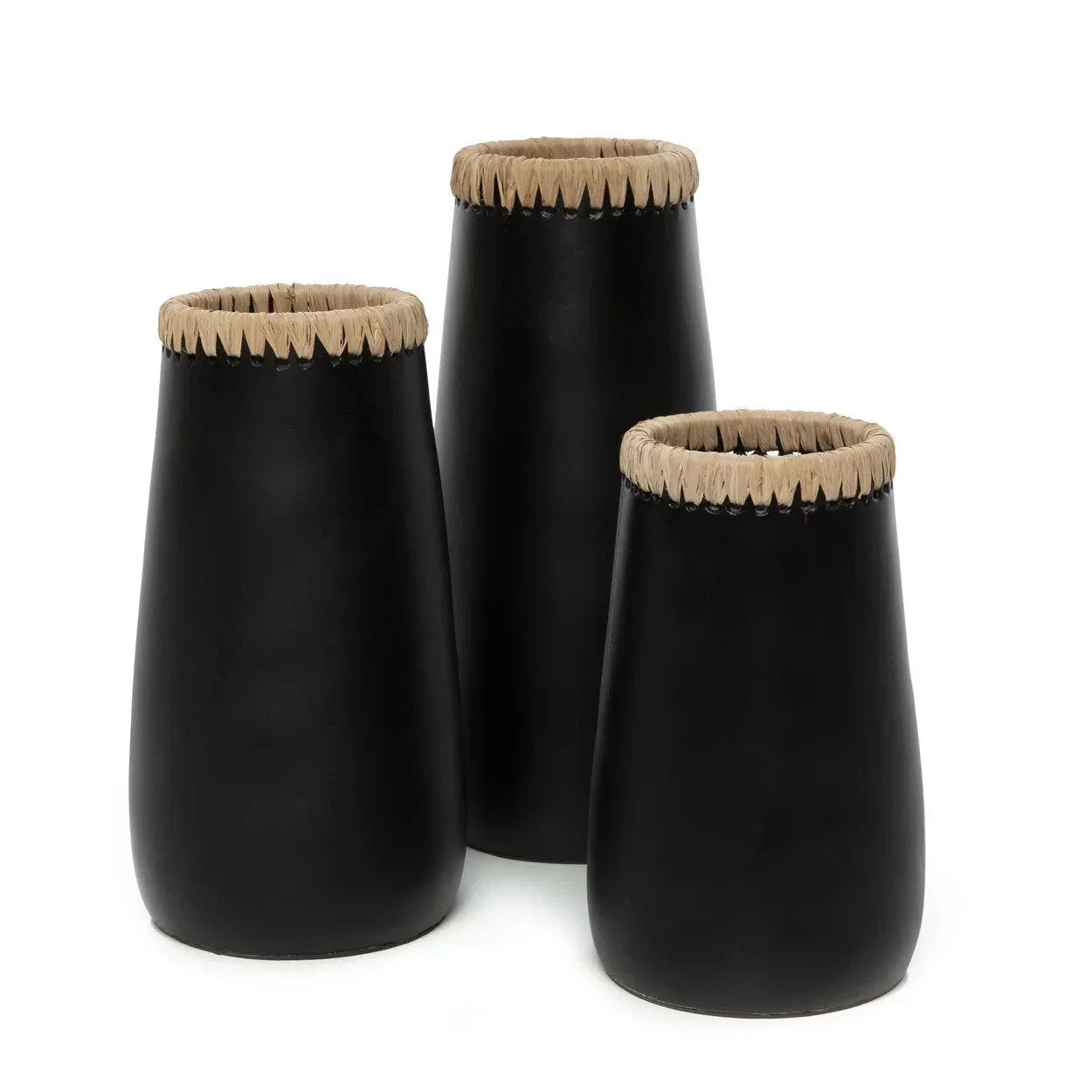 Vase décoratif cylindrique noir en terre cuite avec rives en fibre naturelle