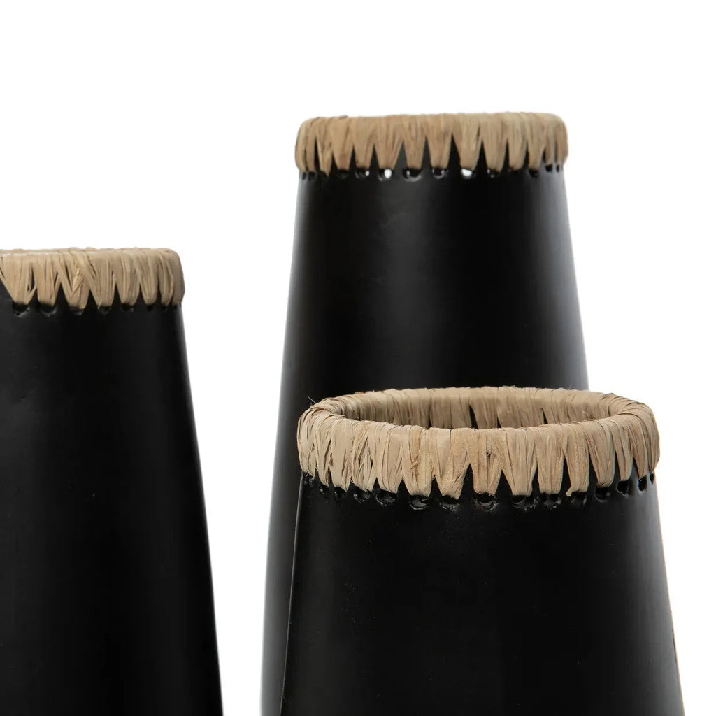 Vases décoratifs cylindriques noirs en terre cuite avec bords en fibre naturelle