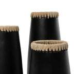 Vases décoratifs cylindriques noirs en terre cuite avec bords en fibre naturelle