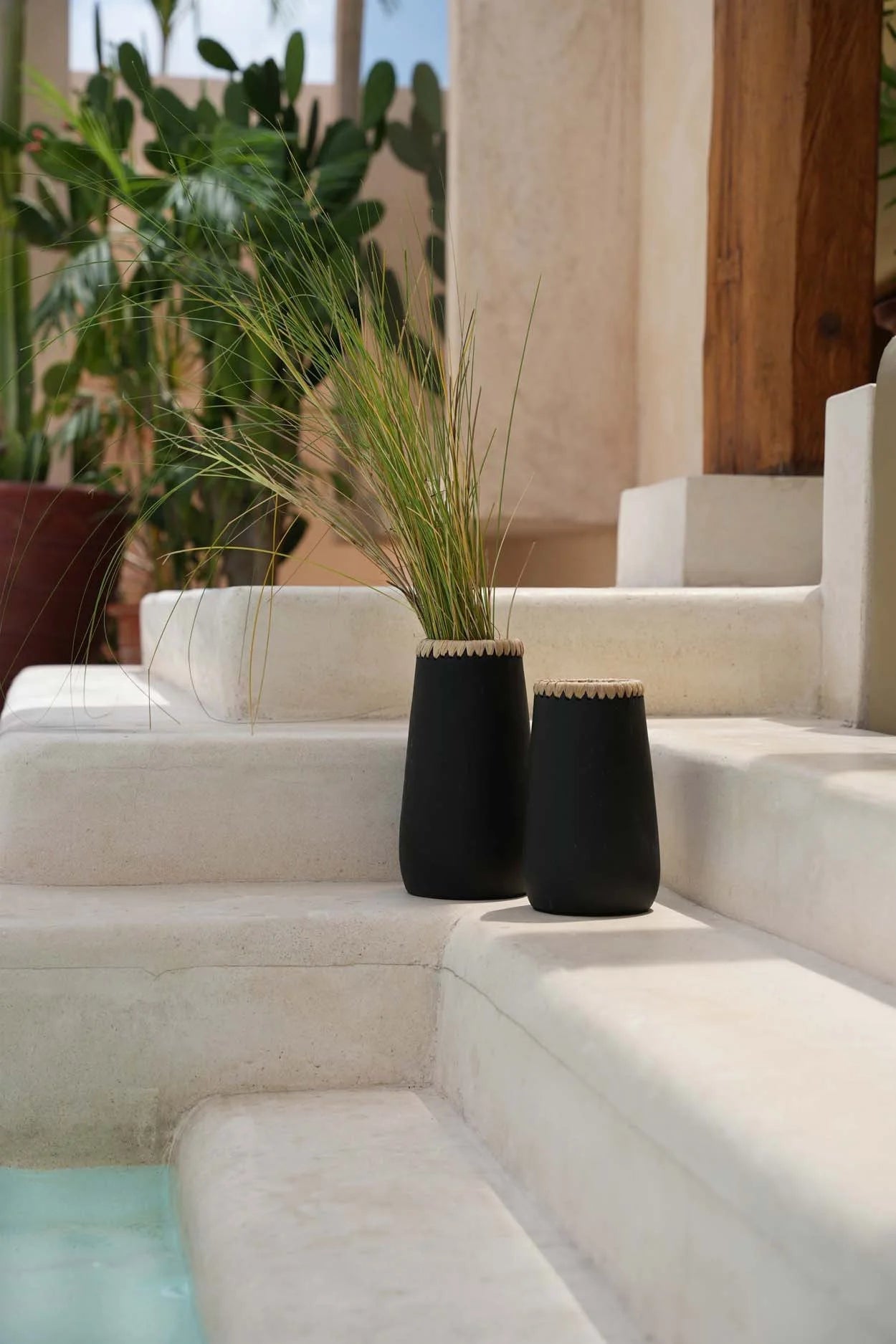 Vases décoratifs cylindriques noirs en terre cuite avec accents d’herbes sèches