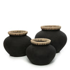 Vase décoratif noir en terre cuite avec trois pots en céramique noire et rebords texturés