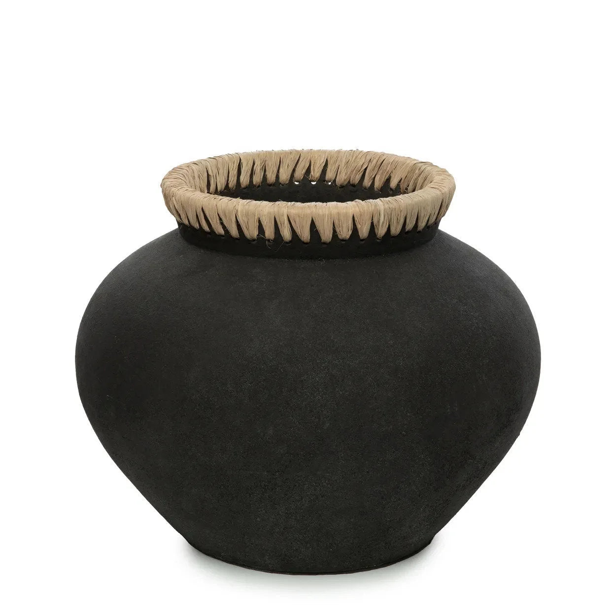 Vase décoratif noir en terre cuite avec pot rond, mat, texture et bord en tissage brun