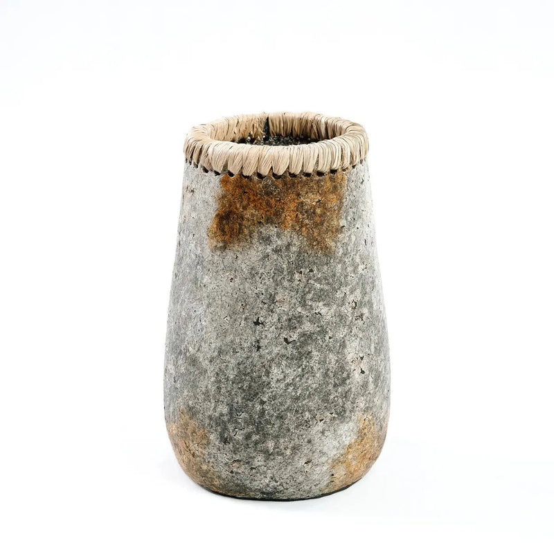 Vase décoratif en terracotta gris patiné col tressé – H22 cm