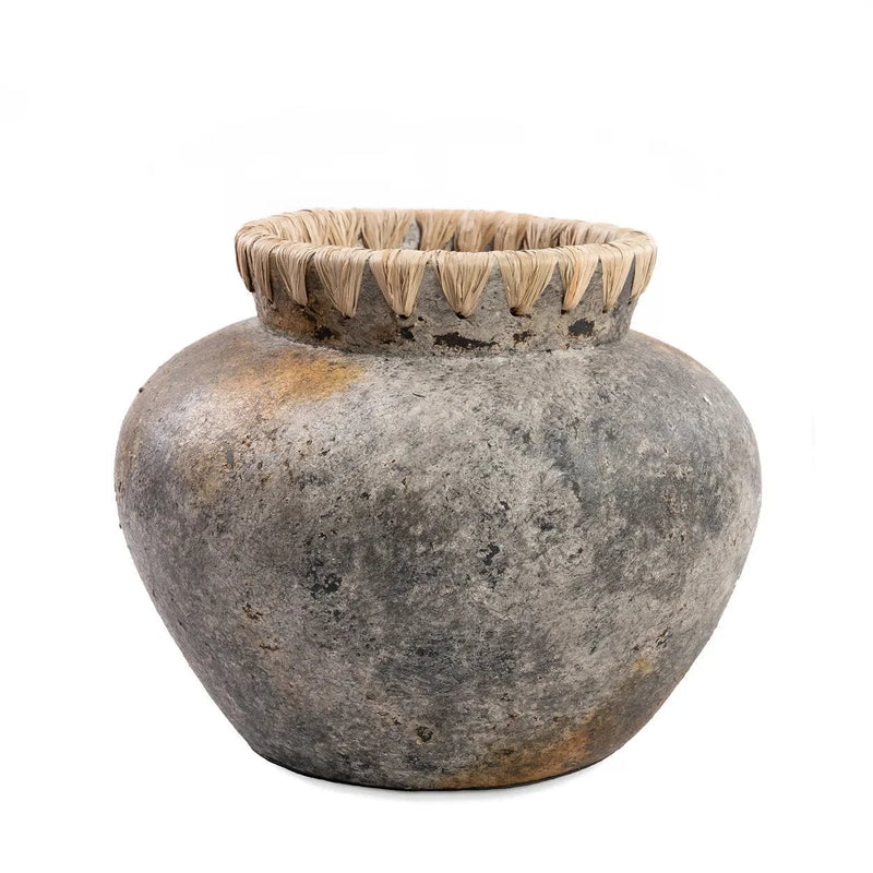 Vase décoratif en terre cuite grisée col tressé en raphia – H23 cm