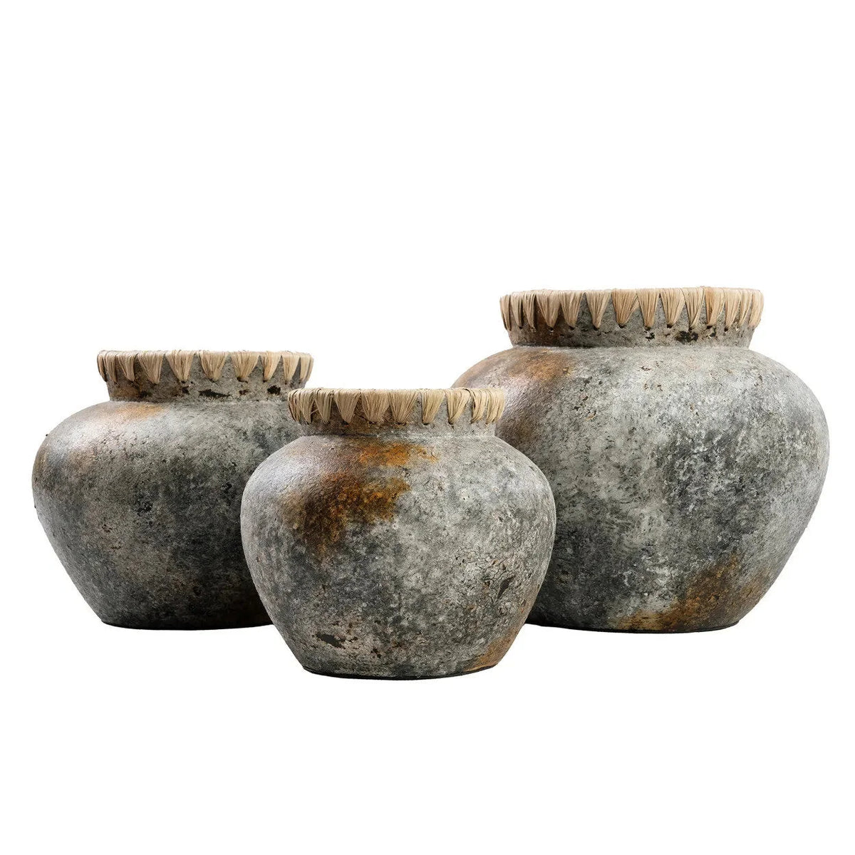 Vase décoratif en terre cuite grisée col tressé en raphia – H23 cm