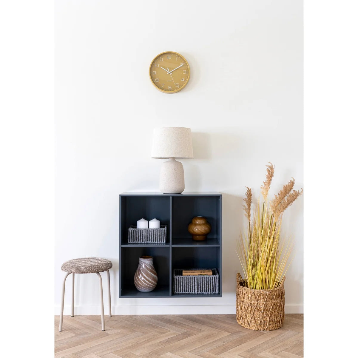Horloge murale ronde en bois minimaliste à cadran or clair